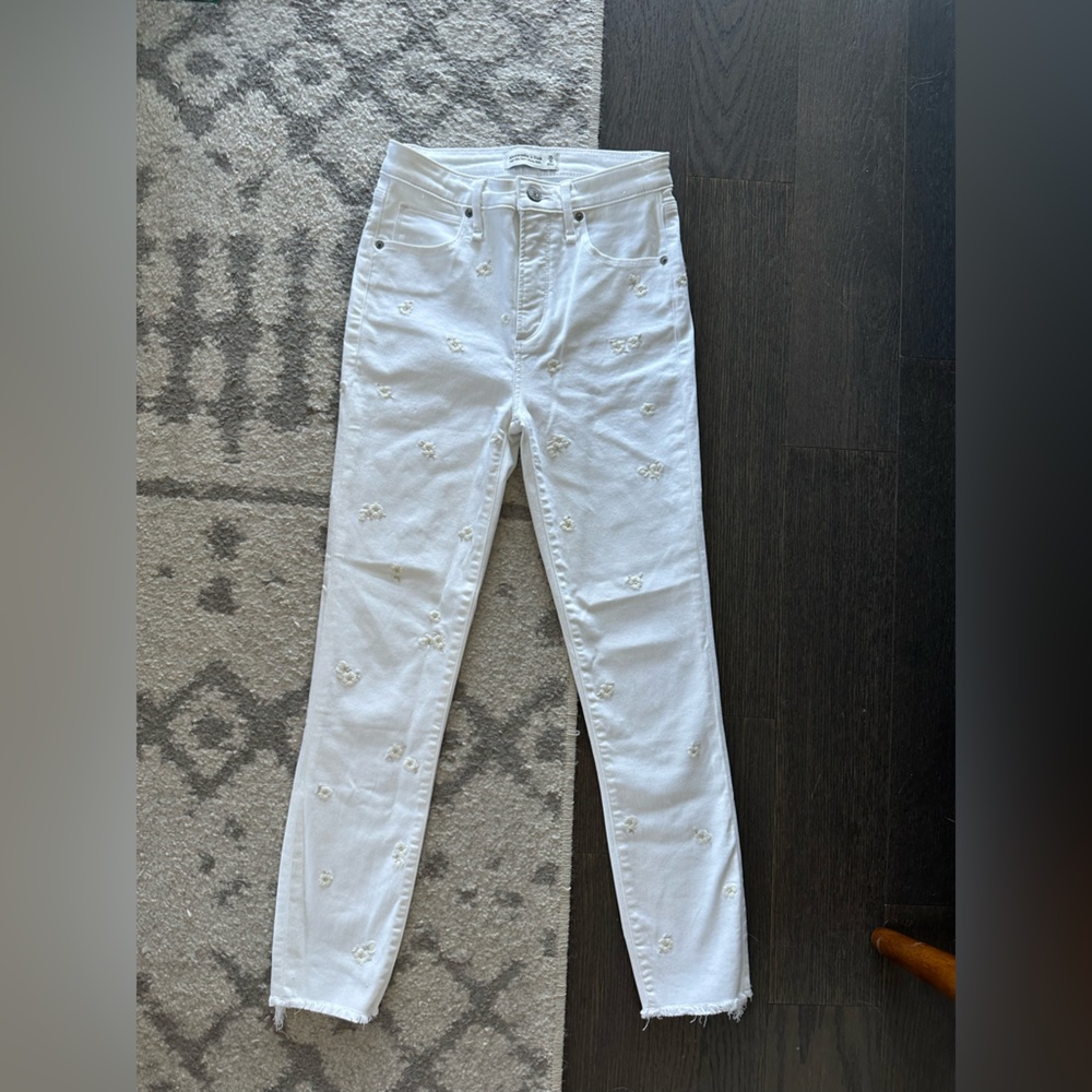 Abercrombie White Flower Embroidered Skinny Jeans